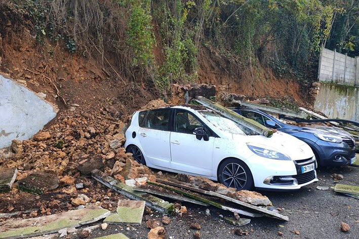 protégez votre véhicule contre les intempéries avec notre assurance auto adaptée aux tempêtes. découvrez des solutions complètes pour garantir votre tranquillité d'esprit en cas de phénomènes météorologiques extrêmes. obtenez un devis personnalisé dès aujourd'hui!