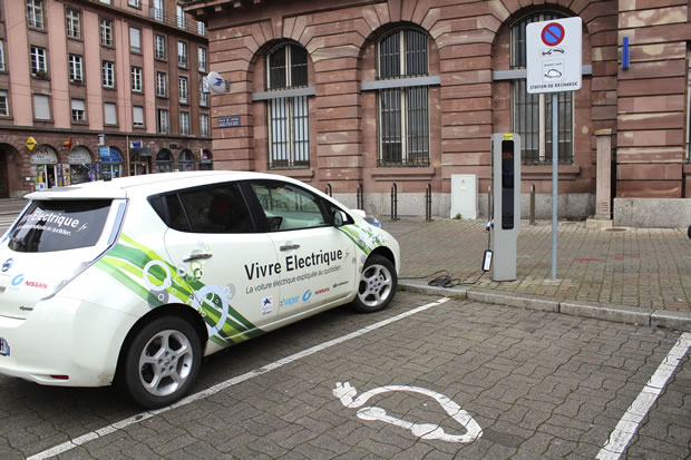 découvrez notre assurance transition énergétique auto, conçue pour protéger votre véhicule tout en soutenant un avenir durable. bénéficiez d'une couverture adaptée aux voitures écologiques et engagez-vous pour la planète en toute sérénité.