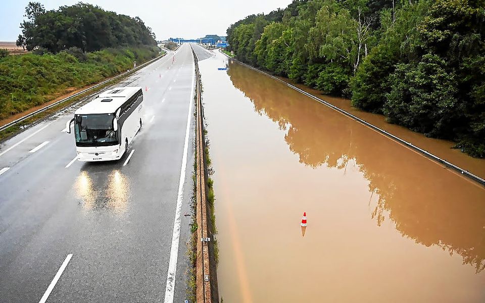 découvrez pourquoi les tarifs des assurances augmentent en 2024 et comment anticiper la hausse de vos cotisations. conseils et solutions pour mieux gérer votre budget assurance.