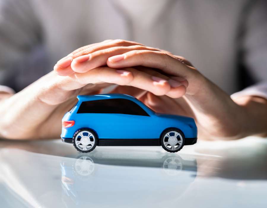 découvrez pourquoi les tarifs d'assurance auto sont élevés pour les jeunes conducteurs et comment réduire vos coûts grâce à nos conseils personnalisés.