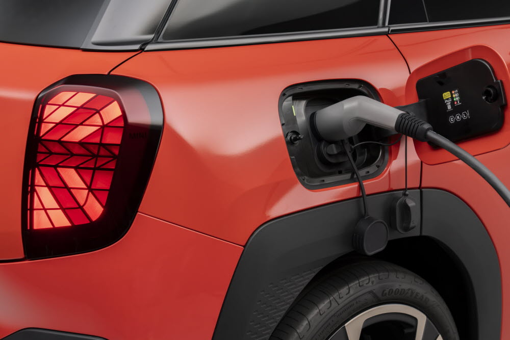 découvrez tout sur le coût de l'assurance pour voitures électriques : tarifs, facteurs influençant les prix et conseils pour bien choisir votre couverture.