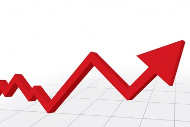 découvrez les raisons de la hausse des tarifs d'assurance et comment mieux gérer vos contrats pour économiser.