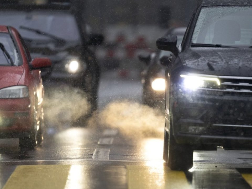 l'europe reporte la fin des moteurs thermiques à 2035, prolongeant ainsi l'utilisation des véhicules à combustion interne face aux défis technologiques et économiques.