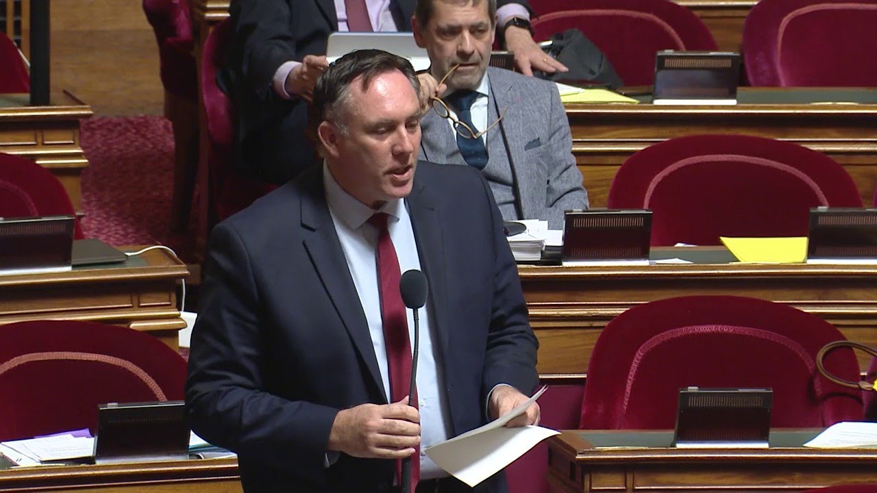 le sénat renforce la taxe sur l'assurance auto tout en exonérant les contrats de groupe de prévoyance destinés aux hôpitaux, visant à équilibrer les mesures fiscales et sociales.