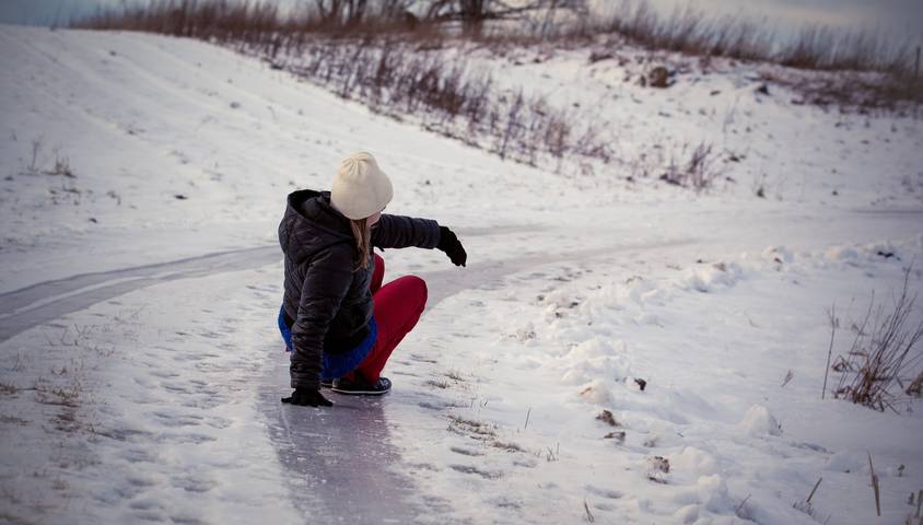 découvrez si votre assurance couvre les accidents liés à la neige et au verglas, et comment être protégé en cas de chute ou de dommages sur la route cet hiver.