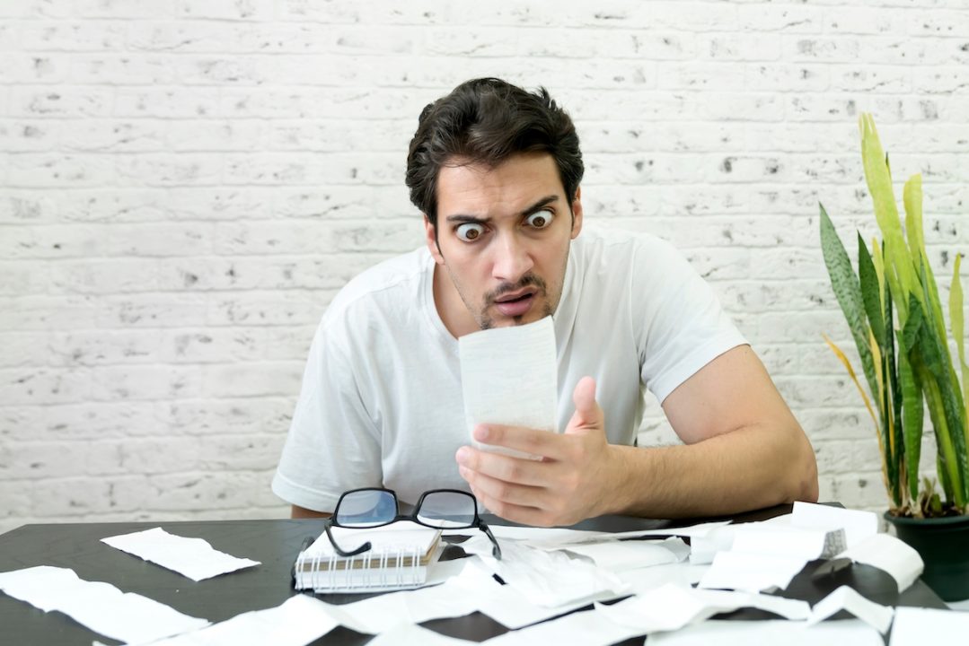 découvrez les causes et impacts de la hausse durable des assurances auto et habitation, ainsi que des conseils pour bien choisir votre couverture.