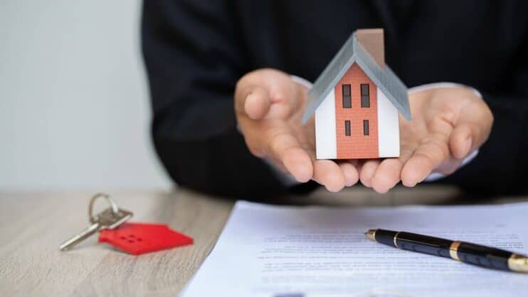 découvrez comment renégocier facilement votre assurance emprunteur et votre assurance auto pour économiser et obtenir de meilleures garanties.