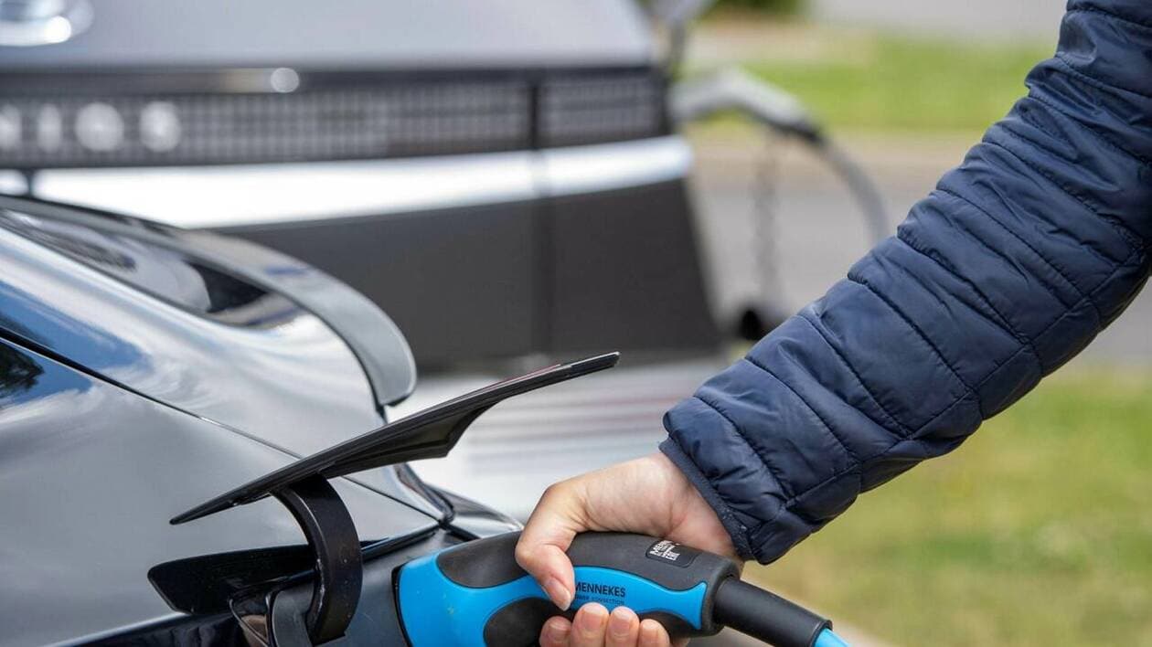 découvrez pourquoi l'assurance des voitures électriques est souvent plus chère et comment trouver des offres adaptées à vos besoins.