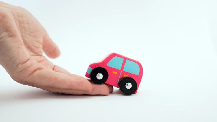 découvrez pourquoi les tarifs d'assurance pour les voitures sans permis sont élevés pour les jeunes et comment trouver des solutions adaptées.