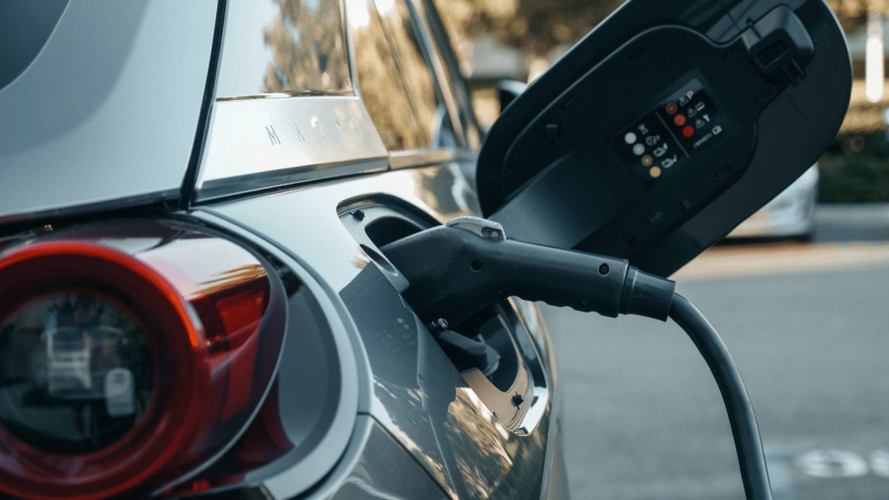 comparez le coût de l'assurance entre voiture électrique et voiture thermique pour faire le meilleur choix adapté à vos besoins et optimiser votre budget automobile.