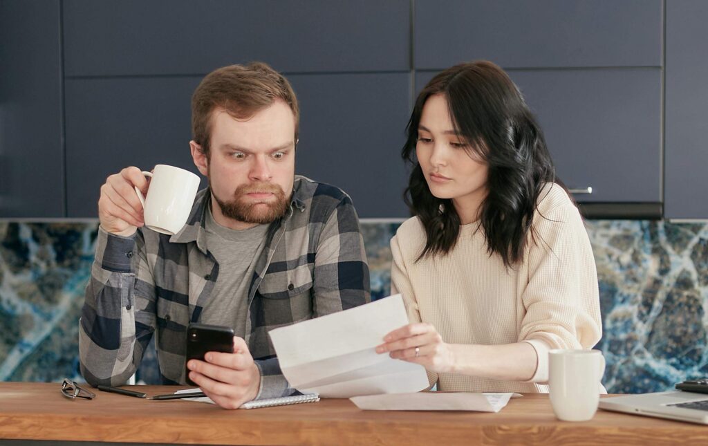 découvrez pourquoi les primes d'assurance auto augmentent dans les différentes provinces et comment cela impacte votre budget automobile.