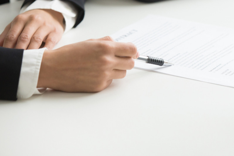 découvrez les moments clés pour réexaminer vos contrats afin d'optimiser vos engagements et éviter les mauvaises surprises.