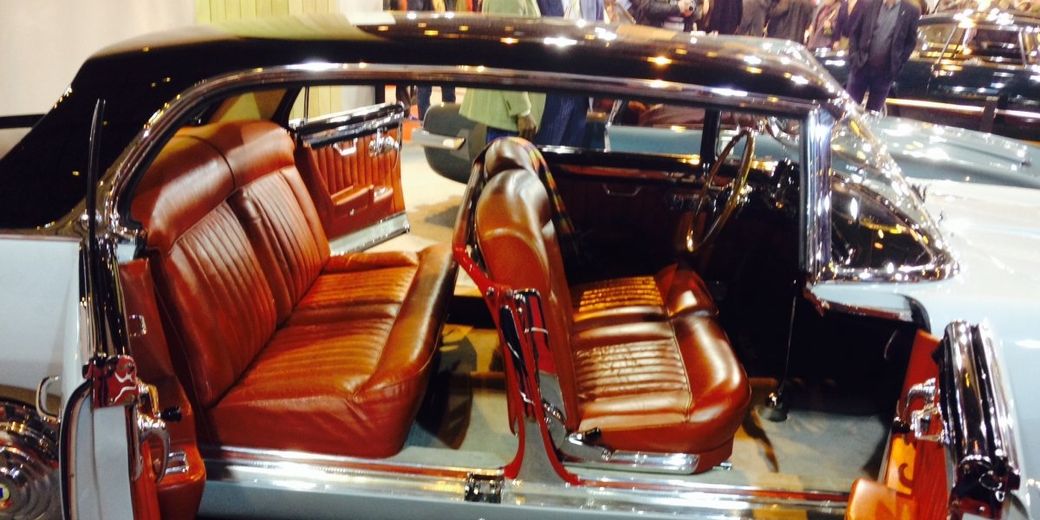 découvrez rétromobile à luc-la-primaube, un rendez-vous incontournable pour les passionnés de voitures anciennes. expositions, échanges et convivialité autour de véhicules d'exception.