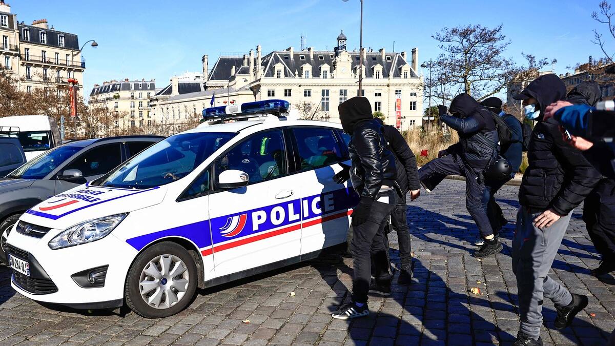 découvrez l'affaire insolite de fraude à l'assurance impliquant trois américains déguisés en ours, une stratégie audacieuse pour tromper les assureurs.