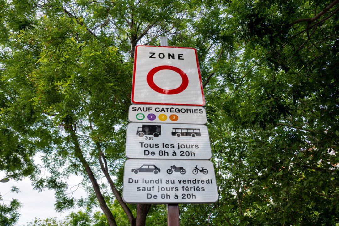découvrez les conséquences de la suppression des zones à faibles émissions (zfe) pour les conducteurs et comment cela affecte vos déplacements en ville.
